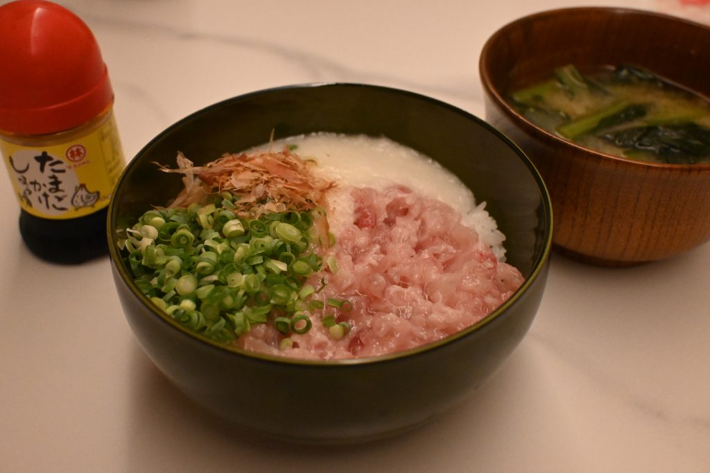 細ねぎととろろを載せたネギトロ丼