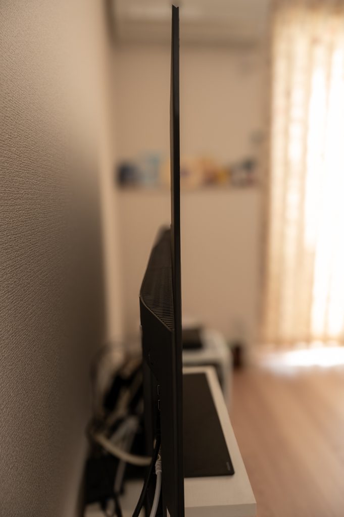 SHARP 4T-C55GQ3の薄型パネルを横から見た状態