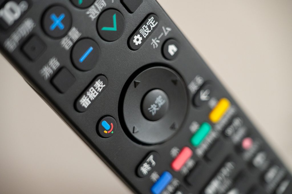 4T-C55GQ3のリモコンで音声入力を起動している画面